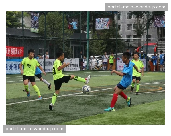 马德里举办社区青少年足球节，聚焦基础攻防技巧训练