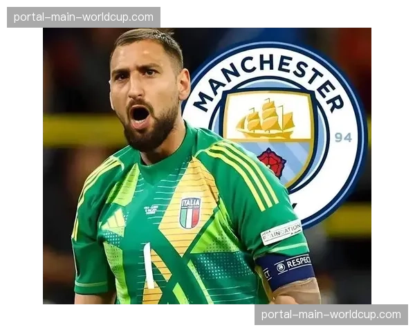 镜头记录：一次成功的团队防守后，巴黎门将多纳鲁马挥拳怒吼激励后卫线