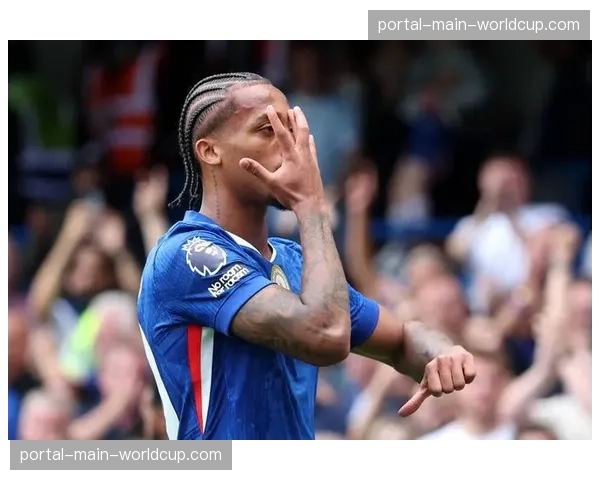 特写：富勒姆前锋罚失点球后掩面，队长上前鼓励